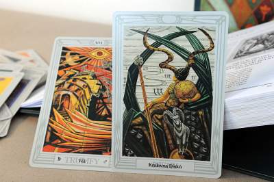 Tarotová karta Věž, Tarotová karta Královna disků – Crowleyho tarot (Thothův tarot)