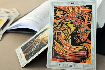 Tarotová karta Věž – Crowleyho tarot (Thothův tarot)