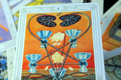 Tarotová karta Pět pohárů – Crowleyho tarot (Thothův tarot)