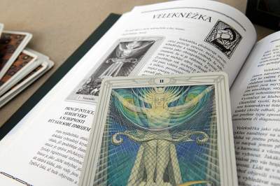 Tarotová karta Velekněžka – Crowleyho tarot (Thothův tarot)